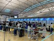 Hành khách xếp hàng chờ ở sân bay Incheon. (Ảnh: Anh Nguyên/TTXVN)