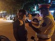 Đo nồng độ cồn người tham gia giao thông. (Ảnh: Đức Thọ/TTXVN).