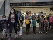 Hành khách sau khi nhập cảnh tại sân bay ở bang Texas, Mỹ. (Ảnh: AFP/TTXVN)