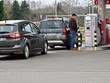 Bơm xăng cho các phương tiện tại trạm xăng ở Lubieszyn, miền Tây Bắc Ba Lan. (Ảnh: PAP/TTXVN)