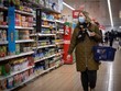 Người dân mua sắm tại một siêu thị ở London, Anh. (Ảnh: AFP/TTXVN).