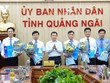 Ông Đặng Văn Minh (giữa) Chủ tịch UBND tỉnh Quảng Ngãi trao Quyết định và tặng hoa chúc mừng các cán bộ được luân chuyển, bổ nhiệm.