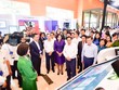Ban Lãnh đạo Vietcombank giới thiệu về sản phẩm dịch vụ của Vietcombank với đoàn đại biểu do Thủ tướng Chính Phủ Phạm Minh Chính (hàng đầu thứ hai từ phải sang) dẫn đầu tại sự kiện