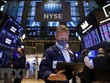 Giao dịch viên theo dõi các chỉ số tại sàn chứng khoán New York, Mỹ. (Nguồn: Reuters/TTXVN)