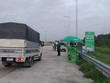Nhân viên VETC dán thẻ thu phí ETC cho các phương tiện lưu thông trên cao tốc TP.HCM - Long Thành - Dầu Giây.