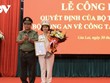 Trung tá H'Bơ Khắp nhận quyết định bổ nhiệm của Bộ Công an. (Ảnh: Nguyễn Thảo).