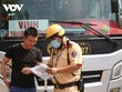 Lực lượng CSGT tăng cường kiểm tra xe khách phát hiện vi phạm.