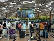 Hành khách tại sân bay quốc tế Changi, Indonesia. (Ảnh: AFP/TTXVN)