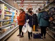 Người dân mua hàng tại siêu thị ở London (Anh). (Ảnh: AFP/TTXVN)