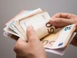 Chi phí năng lượng và thực phẩm tăng cao là những yếu tố thúc đẩy lạm phát leo thang kỷ lục ở châu Âu. Ảnh: AP