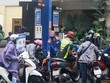 Sáng 10/10, cây xăng Petrolimex trên đường Lê Hồng Thái, quận 1, TPHCM dù đông người xếp hàng chờ nhưng vẫn đáp ứng đầy đủ xăng cho người dân - Ảnh: Lê Toàn.