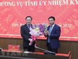 Ông Nguyễn Văn Thắng, Ủy viên Ban Chấp hành Trung ương Đảng, Bộ trưởng Bộ Giao thông Vận tải, tặng hoa chúc mừng ông Mùa A Sơn, Phó Bí thư thường trực Tỉnh ủy Điện Biên. (Ảnh: Xuân Tiến/TTXVN)