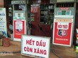 Một cửa hàng xăng dầu treo bảng hết xăng dầu. (Ảnh: TTXVN)