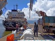 Công nhân bốc dỡ gạo tại cảng Kakinada Anchorage của Ấn Độ. (Nguồn: Reuters).