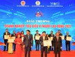 Đ/c Hoàng Quang Phòng - Phó Chủ tịch VCCI (bên phải) trao Bằng khen “Doanh nghiệp tiêu biểu vì người lao động” của VCCI và đ/c Nguyễn Ngọc Hiển - Ủy viên Đoàn Chủ tịch Tổng Liên đoàn Lao động Việt Nam, Tổng biên tập báo Lao Động (bên trái) tặng Kỷ niệm chương cho ông Hồng Quang - Thành viên HĐQT kiêm Giám đốc Khối Nhân sự, Chủ tịch Công đoàn Vietcombank - đại diện Vietcombank.
