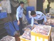 Lực lượng chức năng tịch thu, buộc tiêu hủy hơn1 tấn thực phẩm đông lạnh không rõ nguồn gốc trên địa bàn quận Bắc Từ Liêm. (Ảnh: PV/Vietnam+)