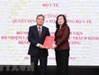 Bộ trưởng Bộ Y tế Đào Hồng Lan trao Quyết định bổ nhiệm Giám đốc Bệnh viện Phổi Trung ương cho Tiến sỹ, bác sỹ Đinh Văn Lượng. (Ảnh: Thanh Tùng/TTXVN)