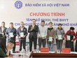 Phó Chủ tịch chuyên trách HĐQL BHXH Nguyễn Văn Cường trao tặng sổ BHXH, thẻ BHYT tới người dân.