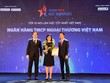 Ông Trương Minh Tiến - Phó tổng giám đốc Viet Research (bên phải) và ông Đặng Tuấn Khánh - Ủy viên Ban Biên tập Báo Đầu tư (bên trái) trao biểu trưng và chứng nhận Top 10 Nơi làm việc tốt nhất Việt Nam cho bà Tô Thị Phương Dung - Trưởng phòng Chính sách và kế hoạch nhân sự Vietcombank.