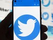 Biểu tượng của mạng xã hội Twitter trên màn hình điện thoại. (Ảnh: AP)