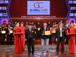 Ông Đinh Quốc Đại - Thành viên HĐQT kiêm Giám đốc Global Care lên nhận giải thưởng “Top 10 Doanh Nghiệp Xuất Sắc Đất Việt Năm 2022”.