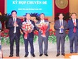 Lãnh đạo tỉnh Khánh Hòa tặng hoa chúc mừng các ông Nguyễn Anh Tuấn (thứ 3 từ trái sang); Trần Hòa Nam (thứ 4 từ trái sang)