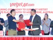Phó Tổng Giám đốc Vietjet Nguyễn Thanh Sơn và Giám đốc Hàng không Sân bay Melbourne Jim Parashos ký kết hợp tác.