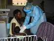 Bệnh nhân nhiễm virus Marburg được điều trị tại bệnh viện ở tỉnh Uige, Angola. (Ảnh: AFP/TTXVN)