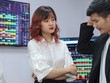 Nhiều nhà đầu tư đang băn khoăn giữa việc tích lũy dần cổ phiếu, hay đứng ngoài chờ thị trường điều chỉnh thêm.