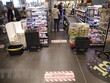 Người dân mua hàng tại một siêu thị ở Berlin, Đức. (Ảnh: AFP/TTXVN)
