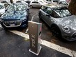 Xe điện tại một điểm sạc ở thủ đô Roma của Italy. (Ảnh: Reuters)