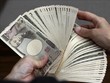 Kiểm tiền mệnh giá 10.000 yen tại Tokyo, Nhật Bản. Ảnh minh họa: AFP/TTXVN