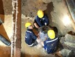 Công nhân khắc phục sự cố bể ống cấp nước D1500mm bêtông dự ứng lực trên đường Phạm Văn Đồng. (Ảnh: Anh Tuấn/TTXVN).