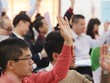 Cổ đông giơ tay xin phát biểu tại một cuộc họp đại hội đồng cổ đông.