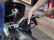 Mua bán xăng tại một điểm kinh doanh xăng, dầu trên địa bàn quận Hai Bà Trưng, Hà Nội. (Ảnh: Trần Việt/TTXVN).