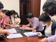 Các trái chủ mua gói trái phiếu 500 tỷ đồng của BNP Global ký tên vào đơn kêu cứu tại trụ sở Ngân hàng Nhà nước chiều 6/4/2023.
