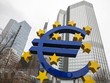Biểu tượng đồng euro ở phía trước trụ sở Ngân hàng trung ương châu Âu tại Frankfurt am Main, Đức. (Ảnh: AFP/TTXVN)