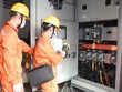 Nhân viên EVNHANOI kiểm tra vận hành thiết bị điện. (Ảnh: PV/Vietnam+).