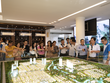 Khách hàng tham quan sa bàn tại sự kiện giới thiệu Five Star Eco City,