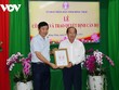 Ông Phạm Thiện Nghĩa, Chủ tịch UBND tỉnh Đồng Tháp trao quyết định cho ông Đoàn Tấn Bửu.