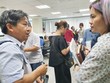 Tác giả (bìa phải) đang phỏng vấn trái chủ một doanh nghiệp mất khả năng thanh toán.