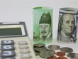 Đồng won Hàn Quốc và đồng USD. (Ảnh: THX/TTXVN)
