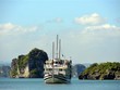 Du thuyền trên Vịnh Hạ Long. (Ảnh: Thanh Vân/TTXVN)