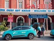Taxi điện Xanh SM đón khách tại ga Huế. Ảnh: VinFast.