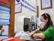 Người dân thực hiện thủ tục hành chính. (Nguồn: Vietnam+)