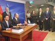 Bộ trưởng Công thương Nguyễn Hồng Diên cùng Bộ trưởng Bộ Kinh tế và Công nghiệp Israel, Nir Barkat ký kết VIFTA.