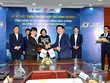 Bà Tào Thị Thanh Hoa – Phó TGĐ VNI và ông Kim Dong Lyun – Giám đốc KNP Pro cùng ký & trao Thỏa thuận hợp tác kinh doanh.