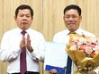 Chủ tịch UBND tỉnh Quảng Ngãi Đặng Văn Minh (bên trái) trao Quyết định bổ nhiệm và chúc mừng ông Nguyễn Văn Trọng. Ảnh: Tăng Thư - Mỹ An