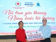 Ông David Charles Riddle, Tổng giám đốc Tân Hiệp Phát (bìa phải) trao tặng quỹ học bổng cho học sinh nghèo vượt khó tỉnh Hậu Giang.