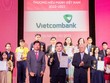 Đại diện Vietcombank (hàng đầu, đứng giữa) nhận giải thưởng Thương hiệu mạnh Việt Nam.